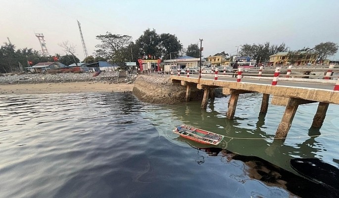 Dầu tràn tại khu vực bến Gót Dầu tràn tại khu vực bến Gót