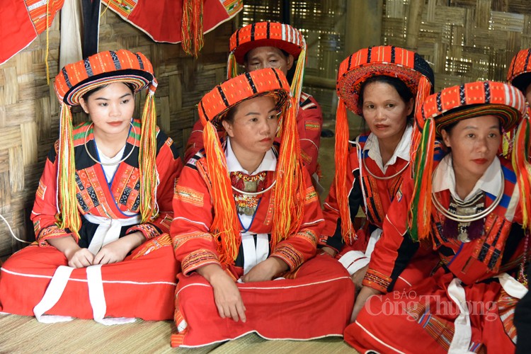 Sức hấp dẫn trong trang phục truyền thống của phụ nữ Pà Thẻn Sức hấp dẫn trong trang phục truyền thống của phụ nữ Pà Thẻn