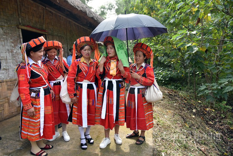 Sức hấp dẫn trong trang phục truyền thống của phụ nữ Pà Thẻn Sức hấp dẫn trong trang phục truyền thống của phụ nữ Pà Thẻn