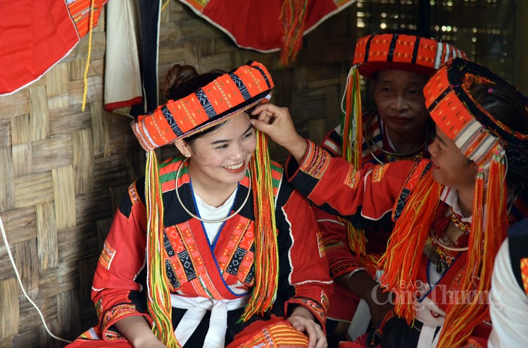 Sức hấp dẫn trong trang phục truyền thống của phụ nữ Pà Thẻn Sức hấp dẫn trong trang phục truyền thống của phụ nữ Pà Thẻn