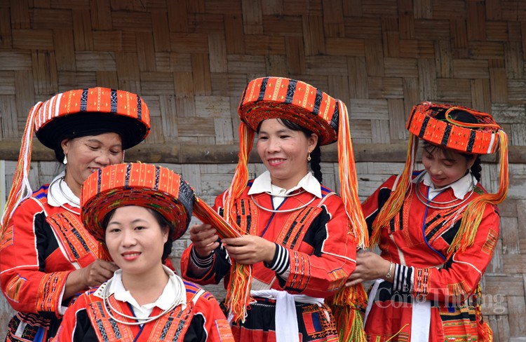 Sức hấp dẫn trong trang phục truyền thống của phụ nữ Pà Thẻn Sức hấp dẫn trong trang phục truyền thống của phụ nữ Pà Thẻn