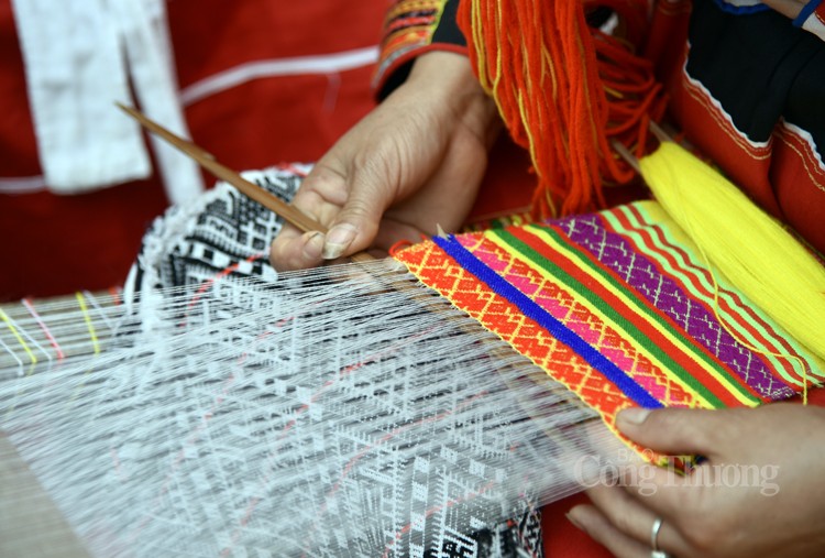 Sức hấp dẫn trong trang phục truyền thống của phụ nữ Pà Thẻn Sức hấp dẫn trong trang phục truyền thống của phụ nữ Pà Thẻn