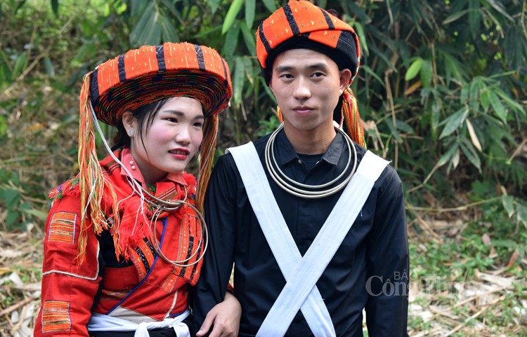 Sức hấp dẫn trong trang phục truyền thống của phụ nữ Pà Thẻn Sức hấp dẫn trong trang phục truyền thống của phụ nữ Pà Thẻn