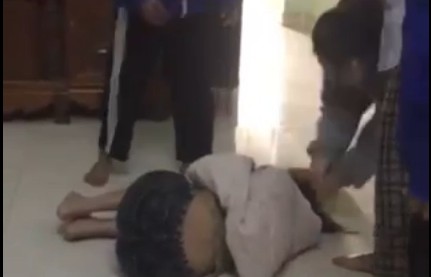 Xôn xao clip nữ sinh bị nhóm bạn liên tục đánh hội đồng