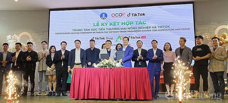 Trung Tâm Xúc Tiến Thương Mại Nông Nghiệp - Bộ Nông nghiệp và Phát triển Nông thôn và TikTok ký kết Hợp tác Chiến lược Nâng cao Năng lực Chuyển đổi số cho chương trình OCOP quốc gia. Trung Tâm Xúc Tiến Thương Mại Nông Nghiệp - Bộ Nông nghiệp và Phát triển Nông thôn và TikTok ký kết Hợp tác Chiến lược Nâng cao Năng lực Chuyển đổi số cho chương trình OCOP quốc gia.