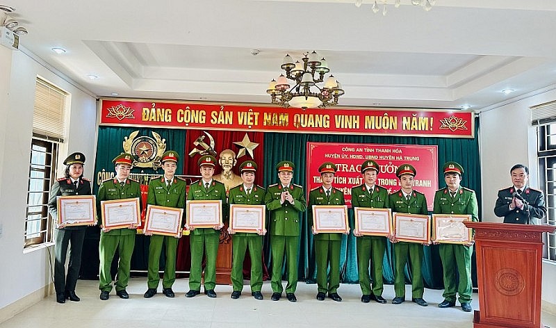 Thanh Hóa: Thưởng cho tập thể, cá nhân trong chuyên án triệt xóa 20 điểm ma túy Thanh Hóa: Thưởng cho tập thể, cá nhân trong chuyên án triệt xóa 20 điểm ma túy