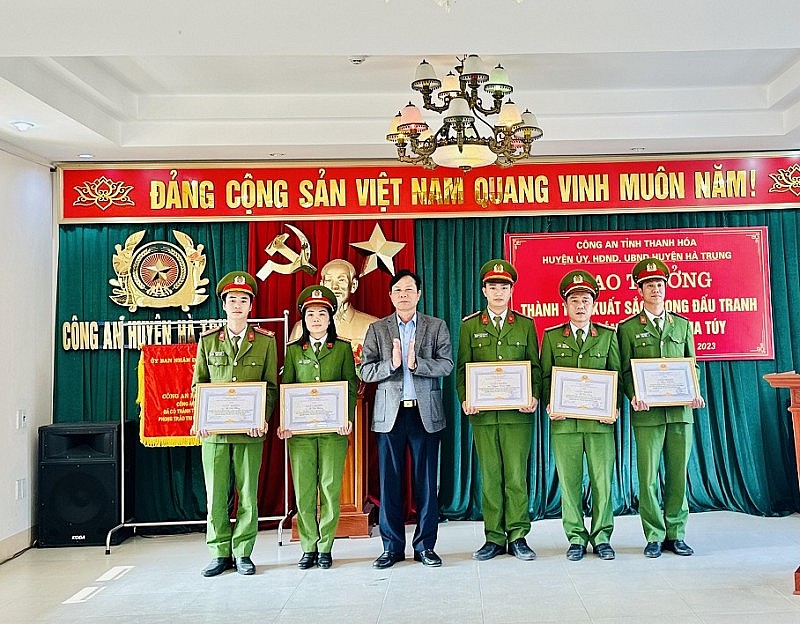 Thanh Hóa: Thưởng cho tập thể, cá nhân trong chuyên án triệt xóa 20 điểm ma túy Thanh Hóa: Thưởng cho tập thể, cá nhân trong chuyên án triệt xóa 20 điểm ma túy