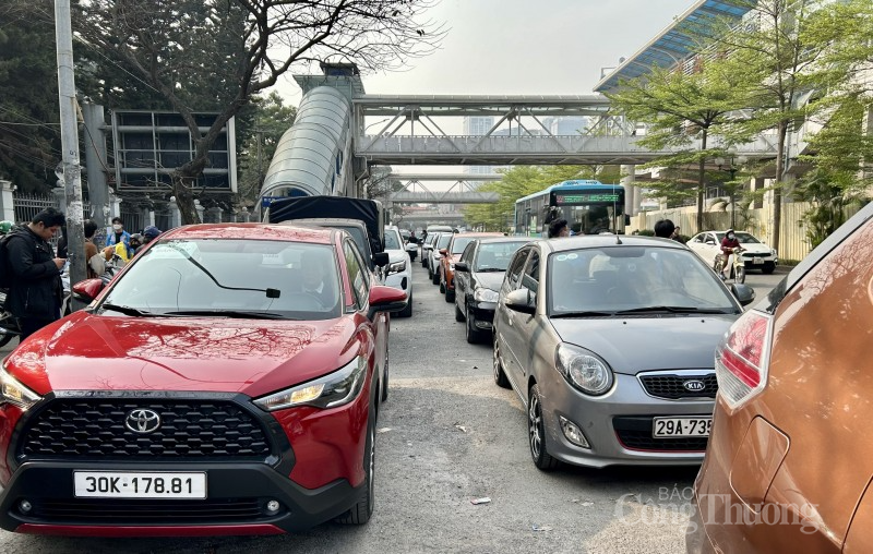 Nhiều chủ xe bày tỏ mong muốn các trung tâm đăng kiểm được mở cửa hoạt động trở lại để người dân bớt vất vả mỗi dịp đưa xe đi kiểm định. Tuy nhiên, thiếu hụt nhân sự trong khi các trung tâm đăng kiểm vẫn đang phải đóng cửa phục vụ điều tra đã khiến việc k