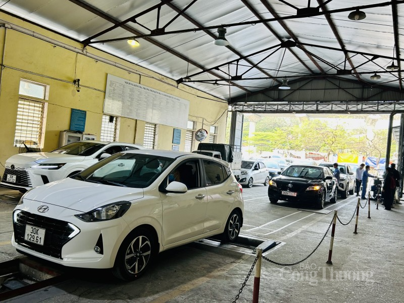 Hà Nội: Tái diễn cảnh hàng trăm ô tô xếp hàng dài chờ đăng kiểm