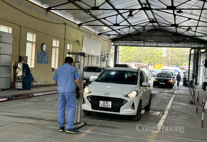 Bên trong khu vực đăng kiểm có 2 làn xe, các đăng kiểm viên kiểm tra phương tiện liên tục, thời gian kiểm tra một phương tiện khoảng 45 phút
