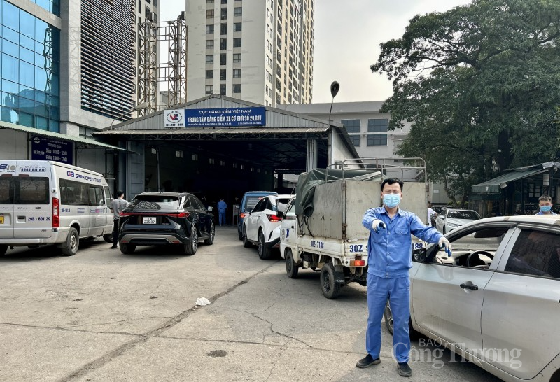 Trước tình trạng “ùn ứ” đăng kiểm như hiện nay, Bộ Giao thông Vận tải và Cục Đăng kiểm Việt Nam kiến nghị Bộ Nội vụ cho tuyển gấp nhân sự từ trung tâm đăng kiểm tư nhân. Tuy nhiên, các chuyên gia cảnh báo, việc ký hợp đồng ồ ạt trong thời gian này sẽ ảnh 