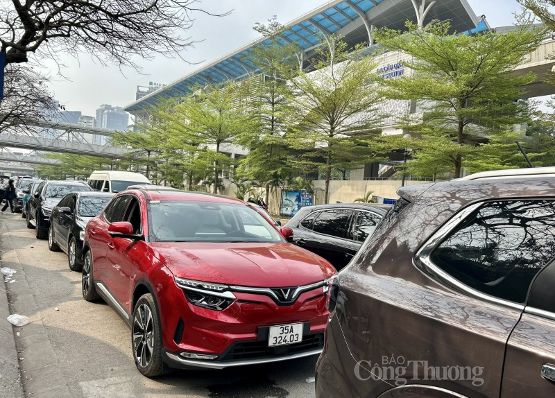 Xe xếp hàng dài chờ đến lượt vào đăng kiểm