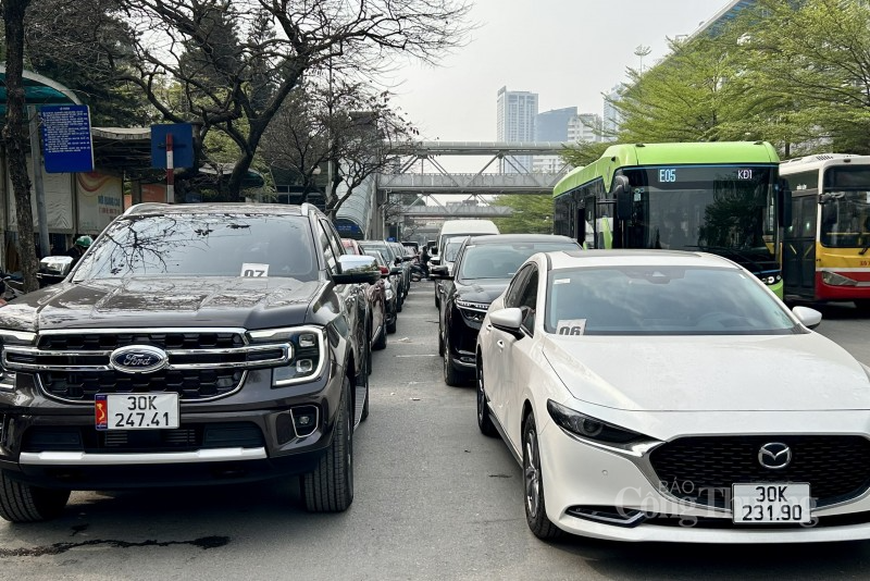 Theo các chủ xe, họ phải xếp hàng từ sáng sớm để chờ đến lượt kiểm định, việc chờ đợi gây mất thời gian và công sức.