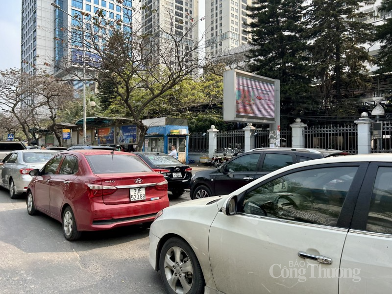 Ông Hoàng (quận Đống Đa, Hà Nội) cho biết, chiều qua (27/2), ông đưa xe qua trung tâm đăng kiểm thấy nhiều phương tiện đang chờ nên 1h sáng nay với hi vọng được kiểm định xe sớm, ông đưa xe ra xếp hàng và ngủ trong xe chờ trung tâm đăng kiểm đến giờ làm v