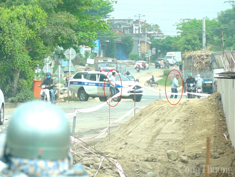 Dù không có hiệu lệnh nhưng các tài xế ô tô trên xe quá khổ tự động chạy đến xe ô tô của lực lượng CSGT Dù không có hiệu lệnh nhưng các tài xế ô tô trên xe quá khổ tự động chạy đến xe ô tô của lực lượng CSGT
