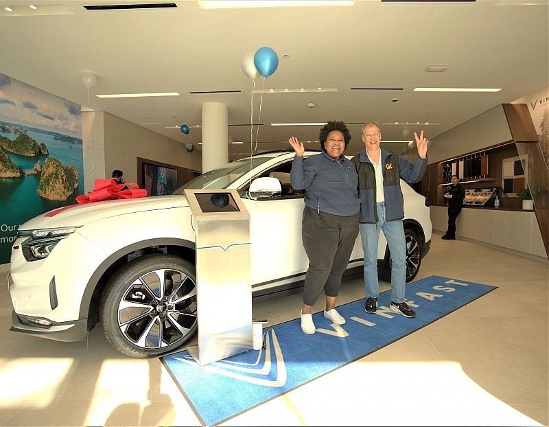 Những khách hàng đầu tiên nhận xe tại cửa hàng VinFast Berkeley, California. Những khách hàng đầu tiên nhận xe tại cửa hàng VinFast Berkeley, California.