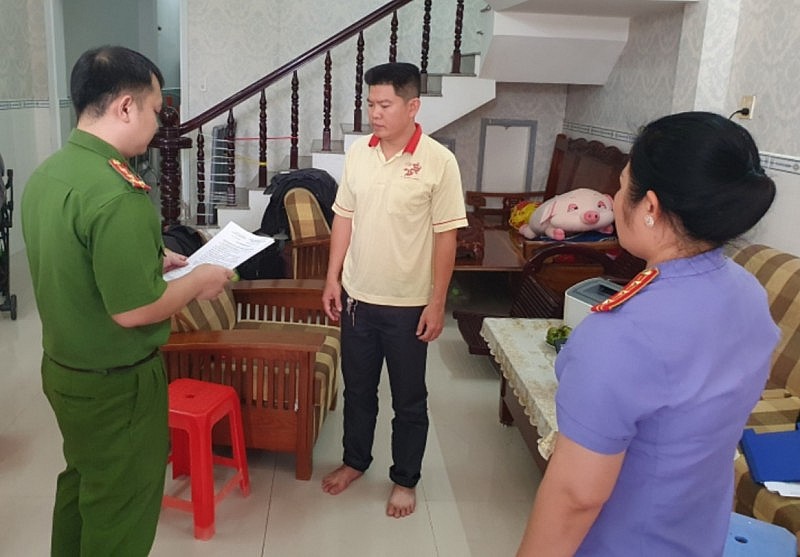 Cơ quan Cảnh sát điều tra Công an TP Cần Thơ tống đạt quyết định khởi tố bị can, bắt tạm giam ông Châu Ngọc Ý (Ảnh: Công an TP Cần Thơ). Cơ quan Cảnh sát điều tra Công an TP Cần Thơ tống đạt quyết định khởi tố bị can, bắt tạm giam ông Châu Ngọc Ý (Ảnh: Công an TP Cần Thơ).