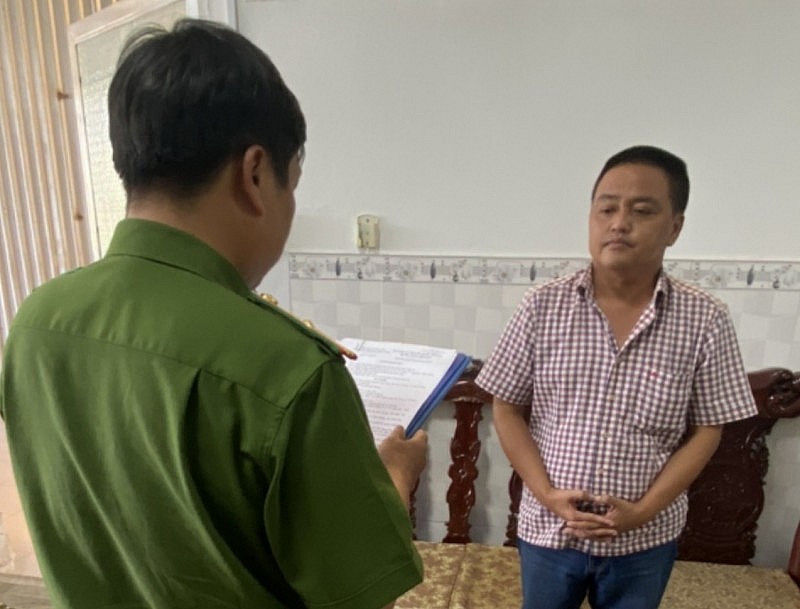 Ông Nguyễn Sỹ Hùng cũng bị khởi tố, bắt tạm giam (Ảnh: Công an TP Cần Thơ). Ông Nguyễn Sỹ Hùng cũng bị khởi tố, bắt tạm giam (Ảnh: Công an TP Cần Thơ).