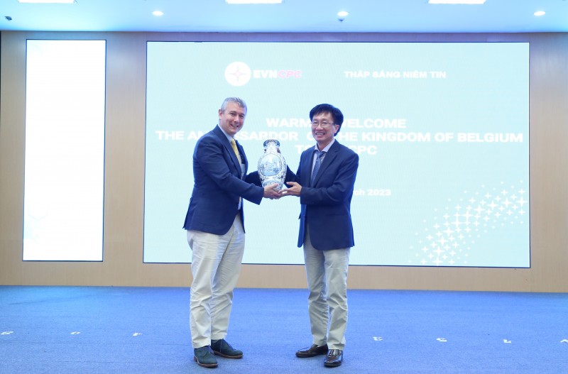 Chủ tịch HĐTV EVNCPC Trương Thiết Hùng tặng quà lưu niệm cho ông Karl Van Den Bossche, Đại sứ Đặc mệnh toàn quyền Vương quốc Bỉ tại Việt Nam