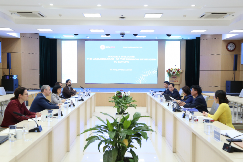 Quang cảnh buổi làm việc.