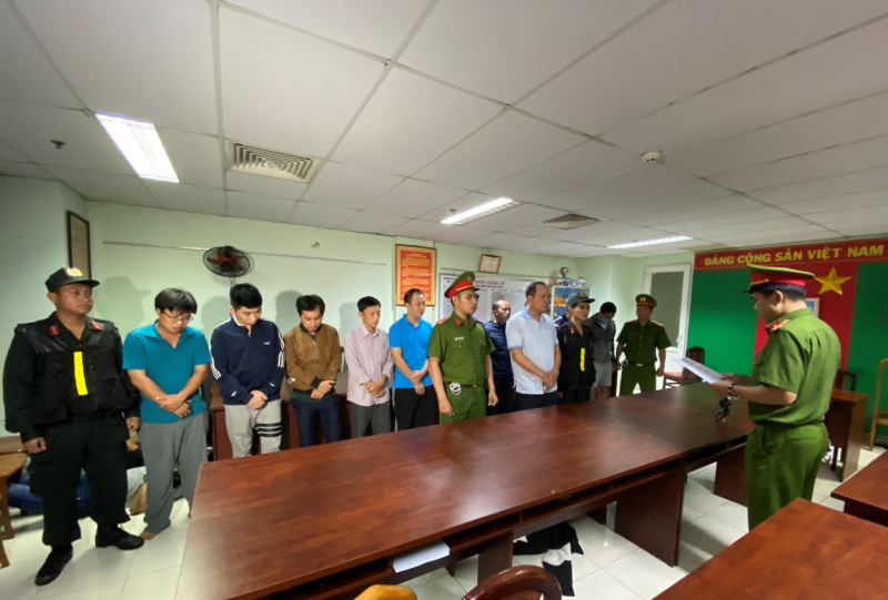 Khởi tố, bắt tạm giam nguyên Giám đốc và 10 nhân viên Trung tâm Đăng kiểm 50-05V -0