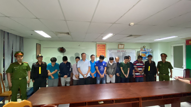 Khởi tố, bắt tạm giam nguyên Giám đốc và 10 nhân viên Trung tâm Đăng kiểm 50-05V -0