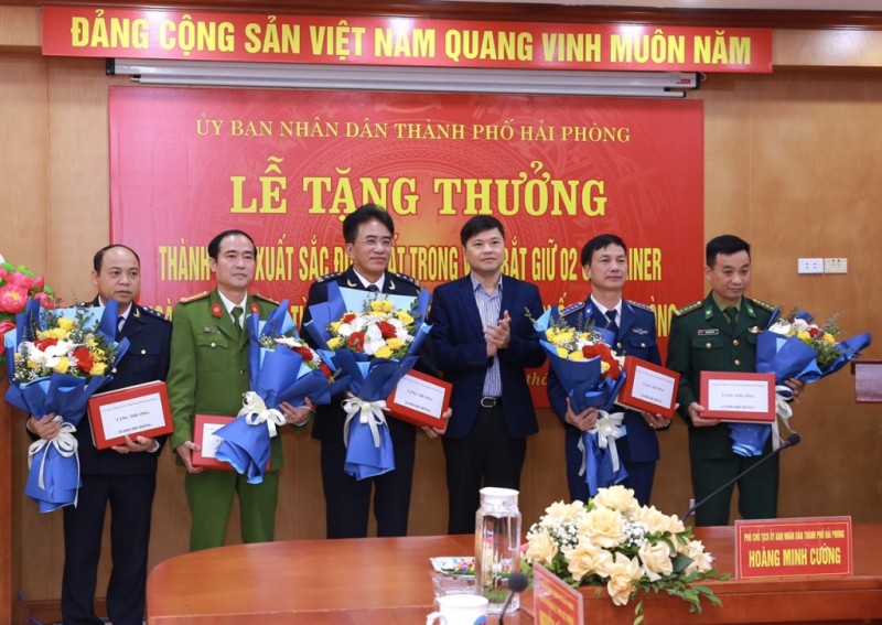 Khen thưởng thành tích 5 đơn vị vì bắt giữ ngà voi nhập khẩu trái phép từ châu Phi Khen thưởng thành tích 5 đơn vị vì bắt giữ ngà voi nhập khẩu trái phép từ châu Phi
