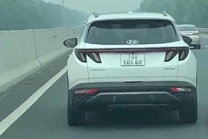 Hình ảnh xe ô tô sửa biển số bị lái xe đi cùng tuyến đường chụp lại