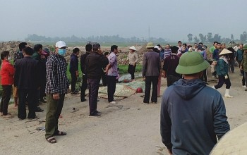 Va chạm với xe tải, 3 mẹ con bị cán tử vong khi đến trường