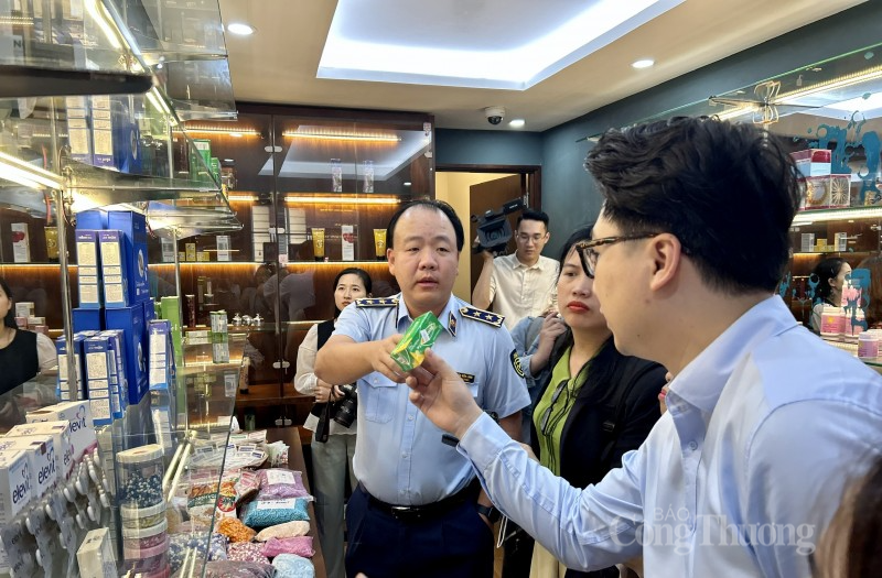 Tổng Cục trưởng Trần Hữu Linh chia sẻ cách nhận diện và phân biệt các sản phẩm dầu gội dầu thật, vi phạm Tổng Cục trưởng Trần Hữu Linh chia sẻ cách nhận diện và phân biệt các sản phẩm dầu gội dầu thật, vi phạm