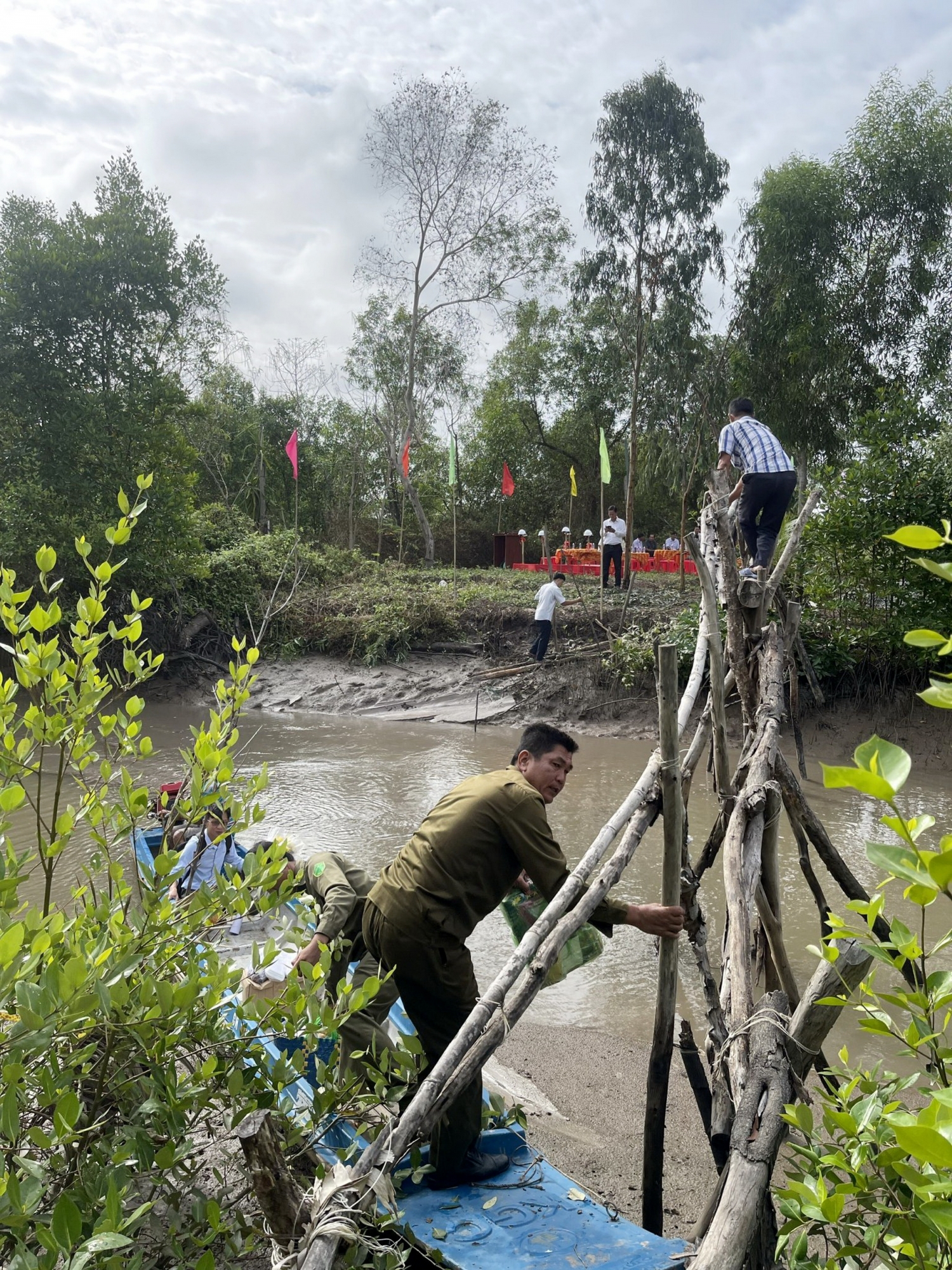 PV GAS phối hợp thực hiện Công trình dân sinh tại Cà Mau Thực tế cây cầu khỉ tại Kênh Lung Sậy tại ấp Tân Hiệp Lợi, xã Tân Đức