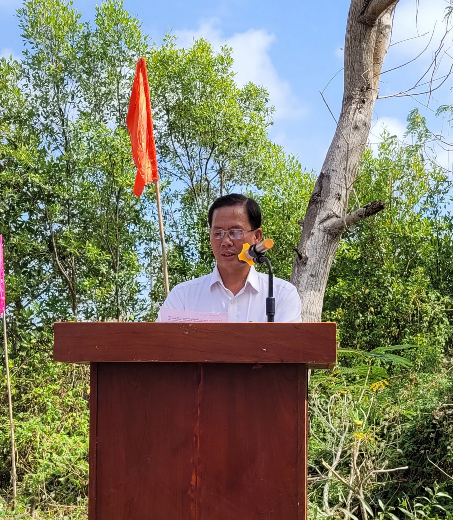 PV GAS phối hợp thực hiện Công trình dân sinh tại Cà Mau Ông Lê Quốc Đoàn Phó bí thư, Chủ tịch Ủy ban nhân dân xã Tân Đức đại diện bà con và chính quyền địa phương cảm ơn sự hỗ trợ của PV GAS