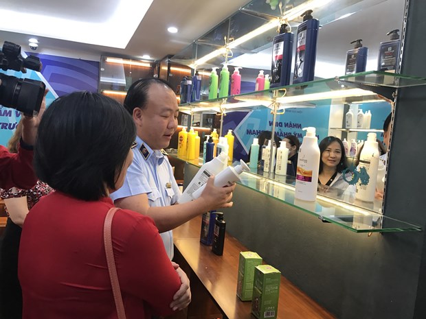 Nhận diện hóa mỹ phẩm giả qua việc trưng bày cùng hàng thật hình ảnh 1 Nhan dien hoa my pham gia qua viec trung bay cung hang that hinh anh 1