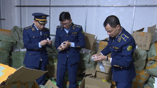 Phát hiện kho chứa gần 100.000 sản phẩm hàng điện tử nghi nhập lậu hình ảnh 1 Phat hien kho chua gan 100.000 san pham hang dien tu nghi nhap lau hinh anh 1