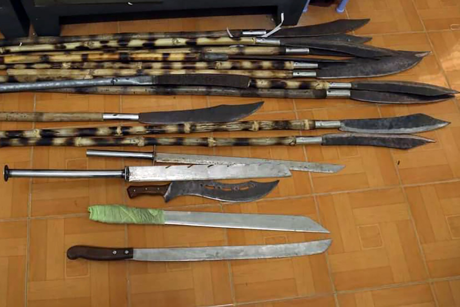 Tạm giữ nhóm côn đồ dùng hung khí trả thù Công an