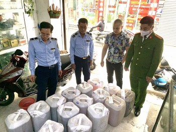 Quản lý thị trường Hà Nội: Thu giữ 540 lít rượu thủ công không rõ nguồn gốc tại Thanh Trì