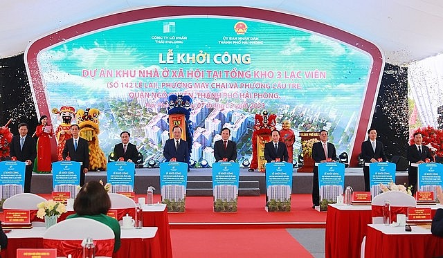 Phó Thủ tướng Chính phủ Trần Lưu Quang và các đại biêu thực hiện nghi thức khởi công dự án nhà ở xã hội tại Hải Phòng Phó Thủ tướng Chính phủ Trần Lưu Quang và các đại biêu thực hiện nghi thức khởi công dự án nhà ở xã hội tại Hải Phòng