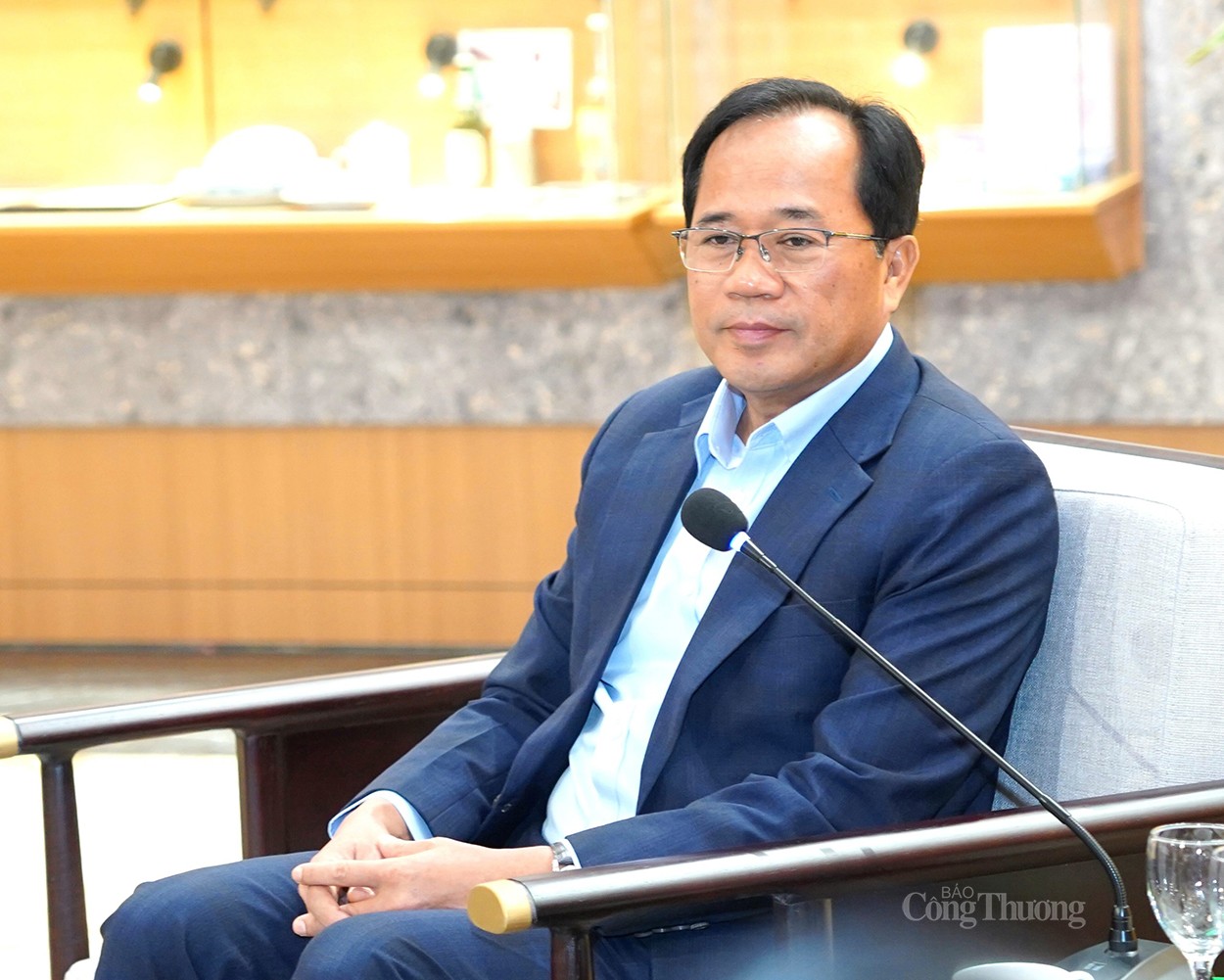 Bộ trưởng Nguyễn Hồng Diên tiếp, làm việc với Thống đốc Ngân hàng Lào