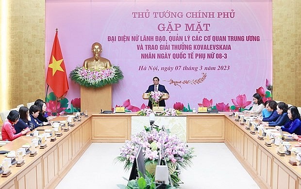 Thủ tướng Phạm Minh Chính chúc mừng đại diện nữ lãnh đạo và các nhà khoa học nữ