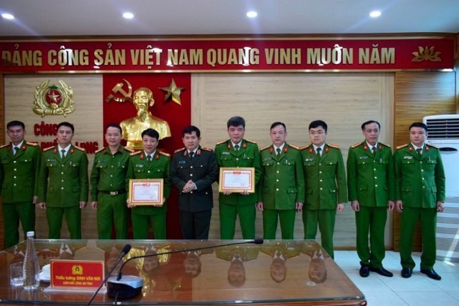 Giám đốc Công an tỉnh Quảng Ninh trao giấy khen và thưởng nóng Phòng Cảnh sát Hình sự và Công an TP Hạ Long về thành tích xuất sắc trong điều tra khám phá nhanh vụ huỷ hoại tài sản Giám đốc Công an tỉnh Quảng Ninh trao giấy khen và thưởng nóng Phòng Cảnh sát Hình sự và Công an TP Hạ Long về thành tích xuất sắc trong điều tra khám phá nhanh vụ huỷ hoại tài sản