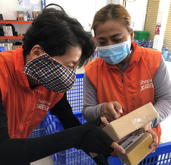 Sau gần 3 năm gắn bó với nghề và đạt được nhiều thành tích xuất sắc, chị Hương hiện đang đảm trách vị trí trưởng đội giao nhận phường Tân Phú (Quận 7). Sau gần 3 năm gắn bó với nghề và đạt được nhiều thành tích xuất sắc, chị Hương hiện đang đảm trách vị trí trưởng đội giao nhận phường Tân Phú (Quận 7).