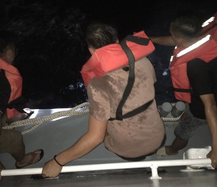 Còn 2 người chưa tìm thấy trong vụ chìm sà lan ở đảo Phú Quý Còn 2 người chưa tìm thấy trong vụ chìm sà lan ở đảo Phú Quý