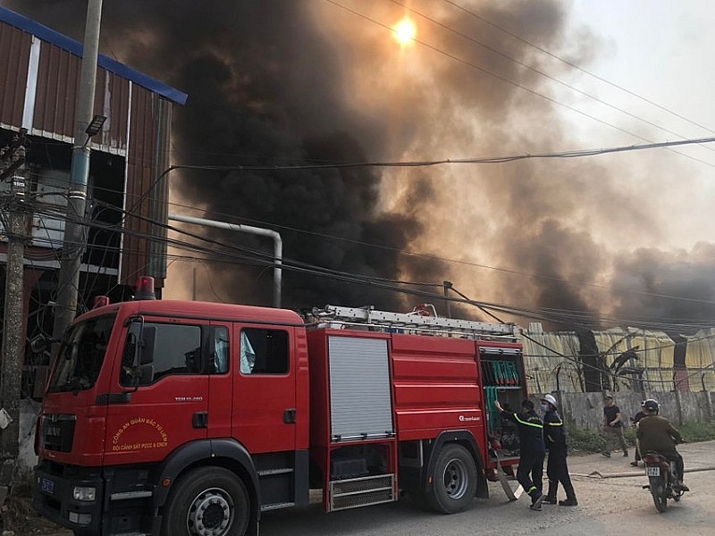Hà Nội: Lại xảy ra cháy lớn tại khu nhà xưởng rộng 1.000m2 Hà Nội: Lại xảy ra cháy lớn tại khu nhà xưởng rộng 1.000m2