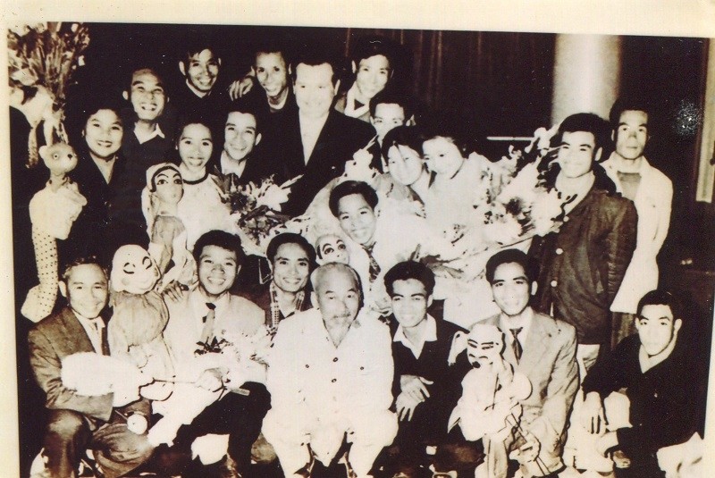 Bác Hồ với nghệ sĩ, cán bộ công nhân viên nhà hát (Năm 1961). Ảnh tư liệu Bác Hồ với nghệ sĩ, cán bộ công nhân viên nhà hát (Năm 1961). Ảnh tư liệu