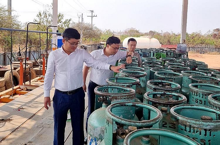 Đoàn công tác PV GAS tham quan Trạm chiết nạp LPG của Công ty Sunbin Gas Đoàn công tác PV GAS tham quan Trạm chiết nạp LPG của Công ty Sunbin Gas