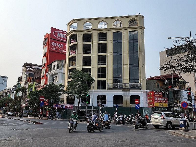 Công trình tại góc phố Bạch Mai – Thanh Nhàn, phường Cầu Dền hàng rào tôn lấn ra vỉa hè. Quan sát bằng mắt có thể thấy, công trình có đến 7 tầng, tường bao quanh phía trên nóc toà nhà xây dựng giống như 1 tầng, chỉ thiếu phần mái. Công trình tại góc phố Bạch Mai – Thanh Nhàn, phường Cầu Dền hàng rào tôn lấn ra vỉa hè. Quan sát bằng mắt có thể thấy, công trình có đến 7 tầng, tường bao quanh phía trên nóc toà nhà xây dựng giống như 1 tầng, chỉ thiếu phần mái.