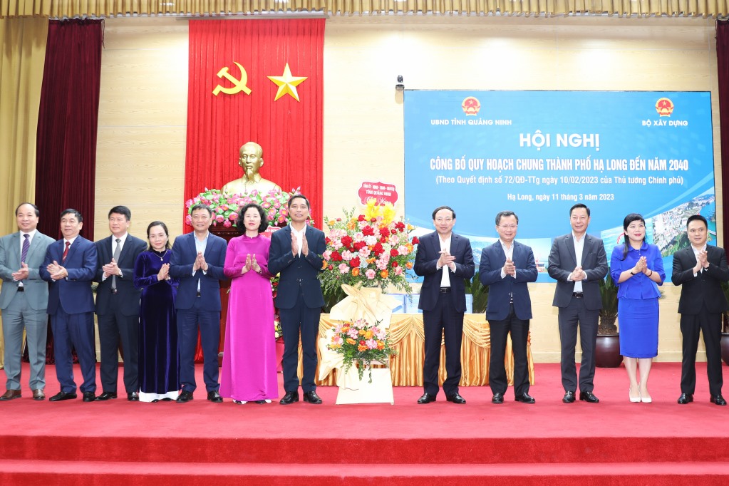 Lãnh đạo tỉnh Quảng Ninh chúc mừng TP.Hạ Long. Ảnh: Đỗ Phương