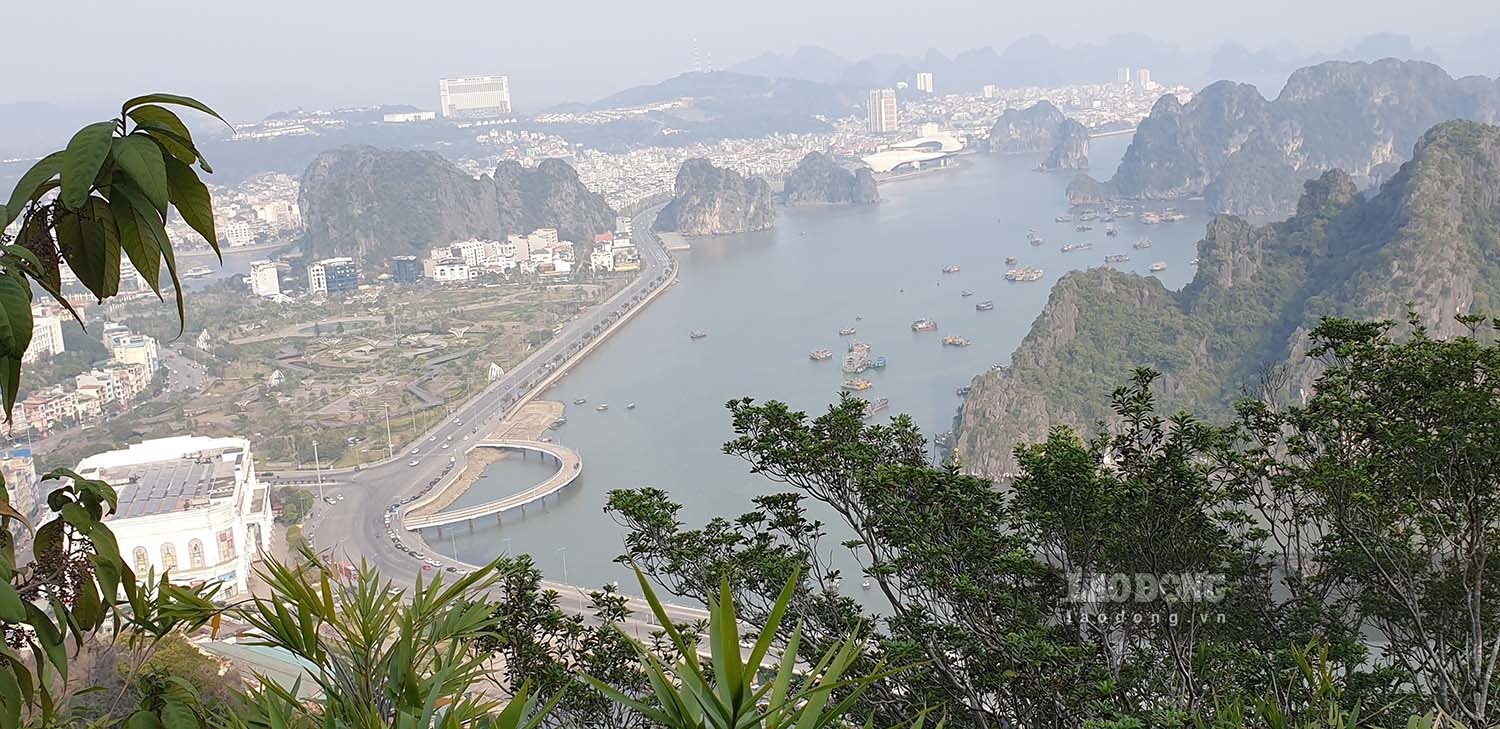 Một góc TP.Hạ Long nhìn từ đỉnh núi Bài Thơ. Ảnh: Nguyễn Hùng