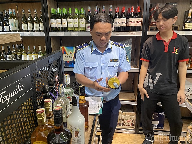 TP.HCM: Mở rộng kiểm tra, tạm giữ thêm hàng ngàn sản phẩm quần áo, thực phẩm là hàng giả TP.HCM: Mở rộng kiểm tra, tạm giữ thêm hàng ngàn sản phẩm quần áo, thực phẩm là hàng giả