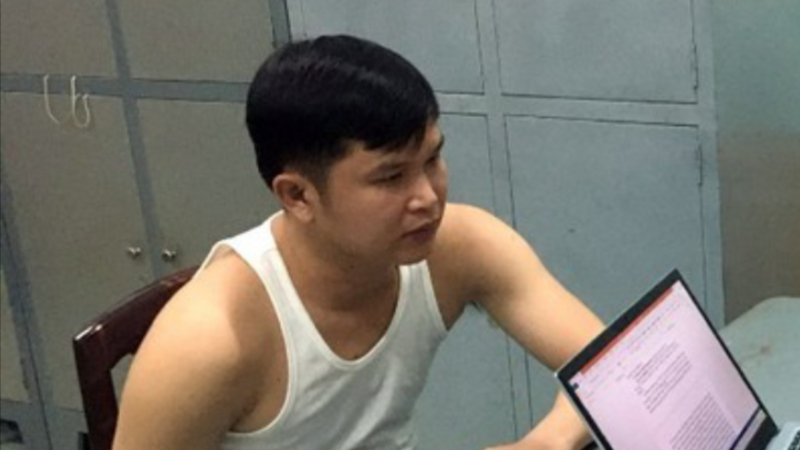 Kẻ dùng xăng dọa đốt nhà khống chế con tin đòi nợ khai gì tại cơ quan Công an -0